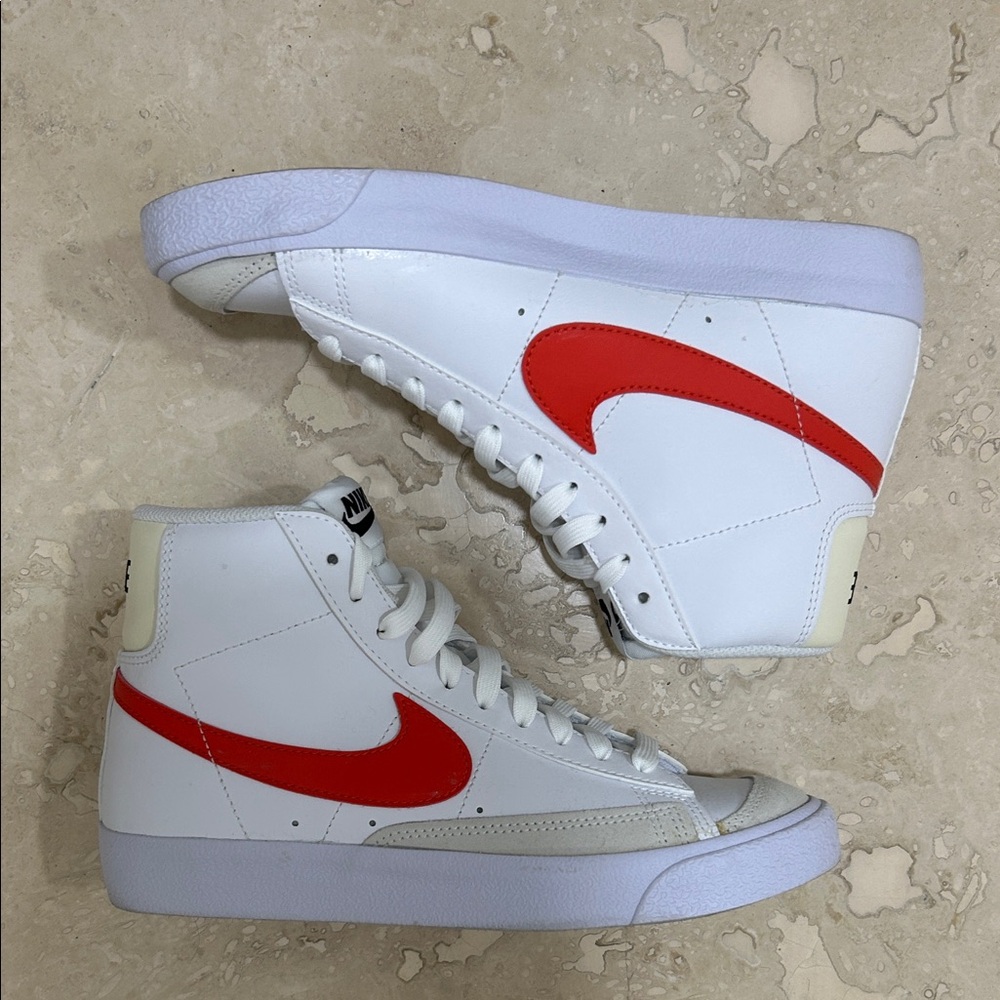 WORN ONCE!! Boys 5.5 Nike Blazer